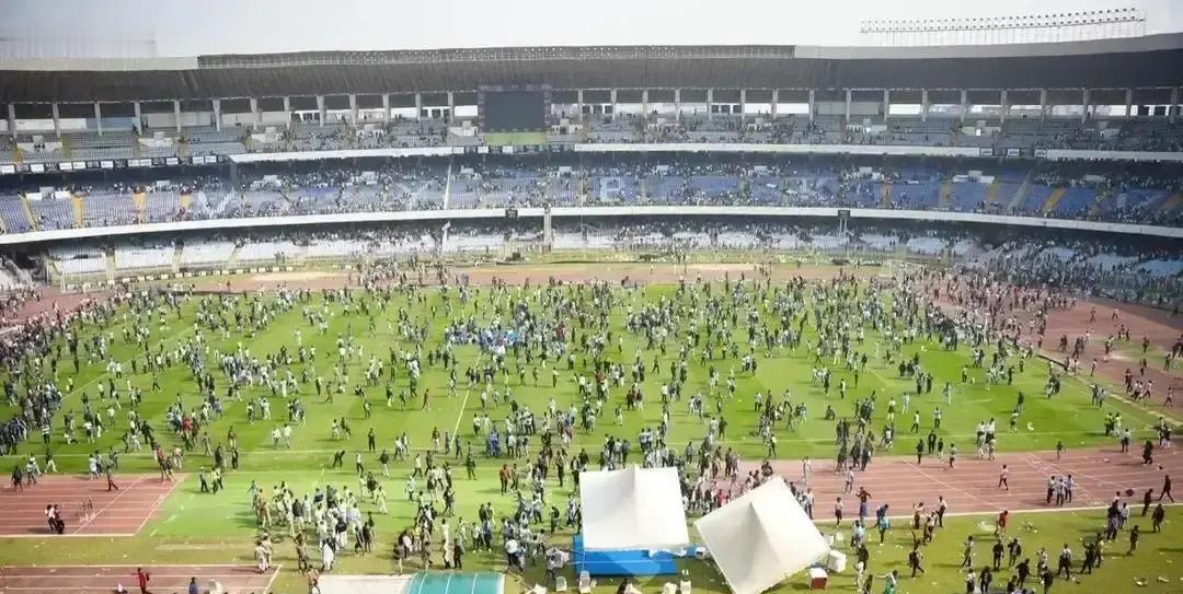 他们把球王梅西，变成了景点里付费合影的铜牛。你隔着铁丝网举起手机，VIP包厢里