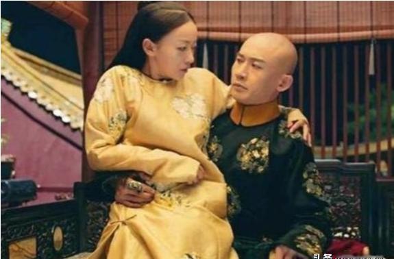 1756年，令妃生下孩子还在坐月子，就被欲望缠身的乾隆帝宠幸了，在此后10内更是