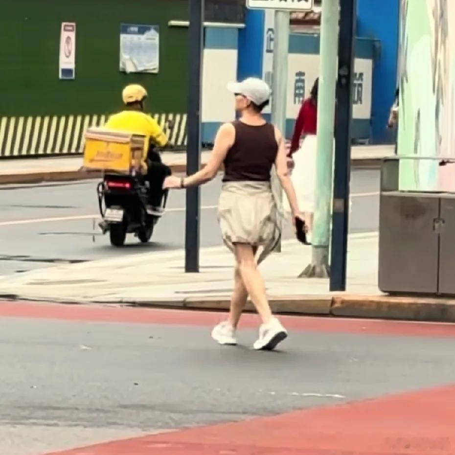 有网友在北京街头，偶遇宋丹丹，她本人好年轻啊！这身材纤细轻盈，不输小姑娘，说实话