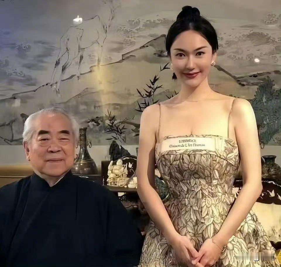 今天中午，87岁的书画大师范曾官宣与小自己50岁的妻子徐萌喜得独子，同时决绝断绝