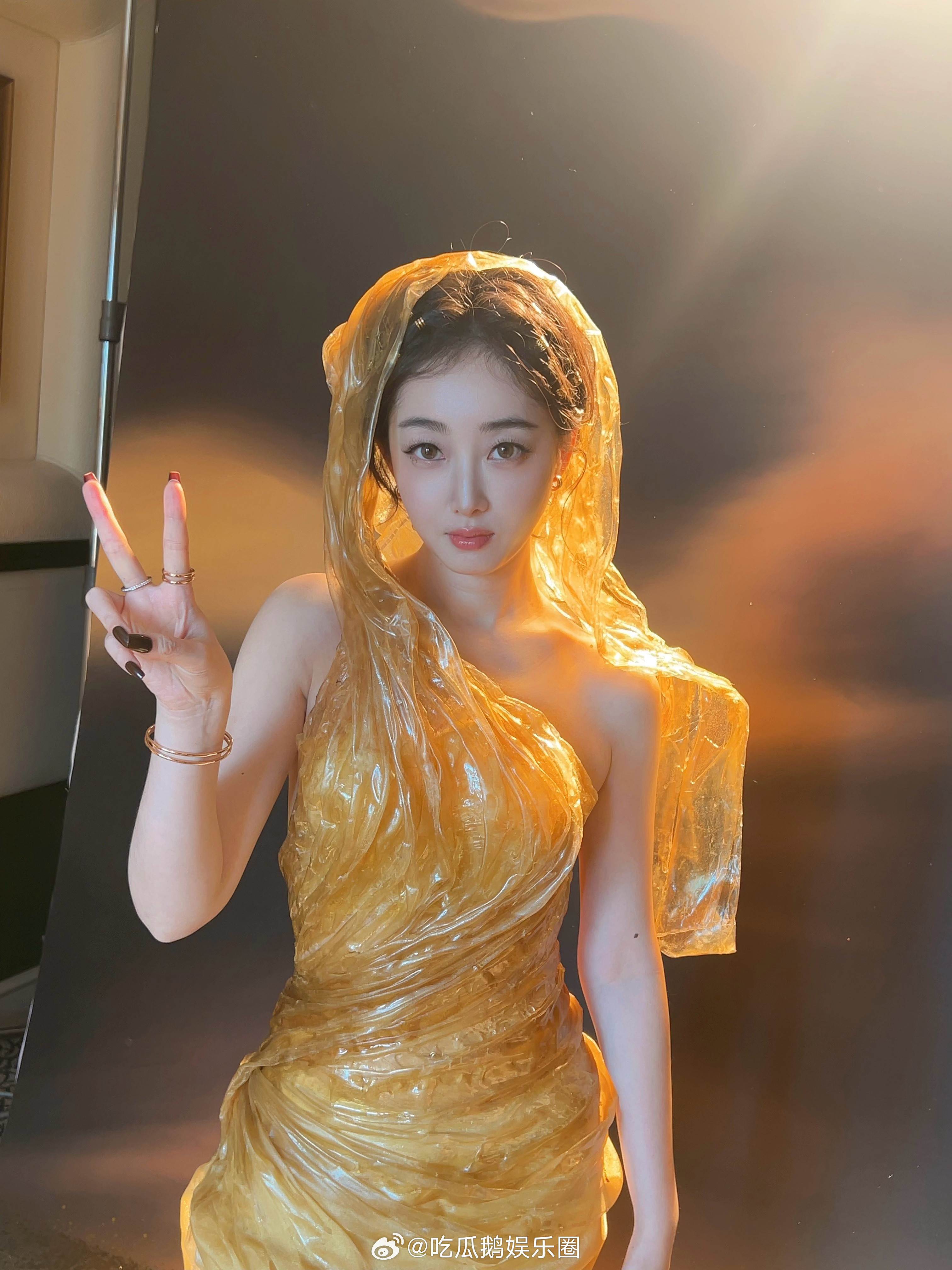 金色流光与温婉气质相映成趣，蒋梦婕既庄重典雅又灵动非凡，完美定义了新时代女神。