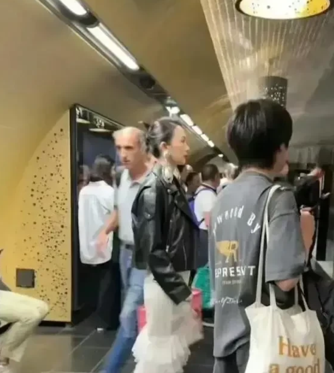 地铁里偶遇一位美女，看着有一点像一位明星。