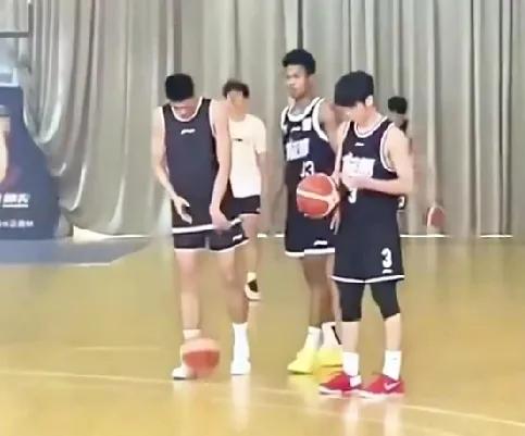 彰华非已经穿广州队33号球衣训练，按说不是备战全运会，应该是交易焦泊乔实锤广