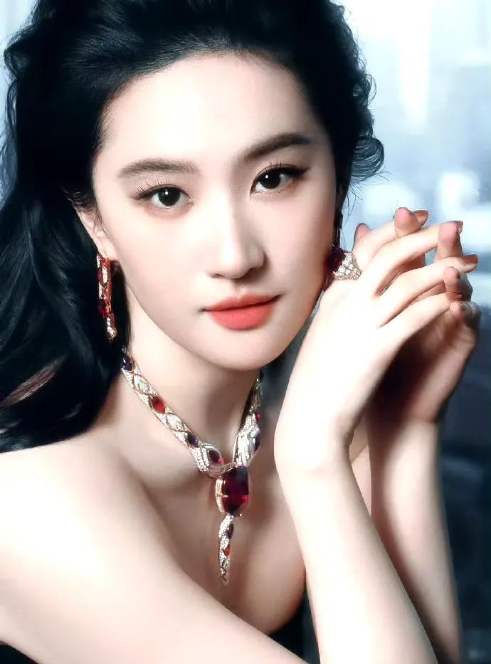 宝格丽都无奈了，花大价钱请天仙代言，无论珠宝再大再显眼，每次出场大家都只关注