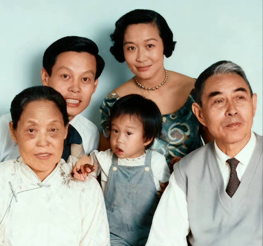 1962年，杨振宁和父母在日内瓦团聚时的珍贵留影，前排是他的父亲杨武之、母亲罗孟