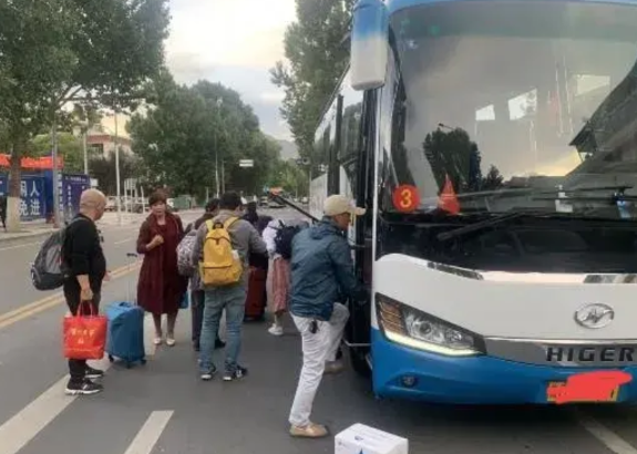 怎么旅行团都有这个毛病，我每次报团出去旅游，回来的路上，导游总要搬出一箱当地特色