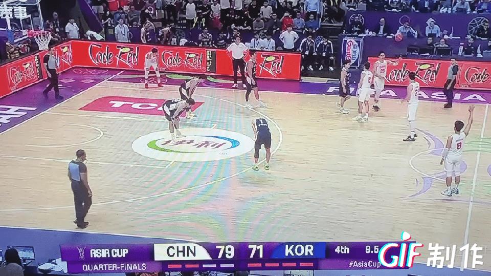 这在中韩历次大战中出现的罕见一幕:韩国队场上队员基本上全员弯腰大喘气！中国队的