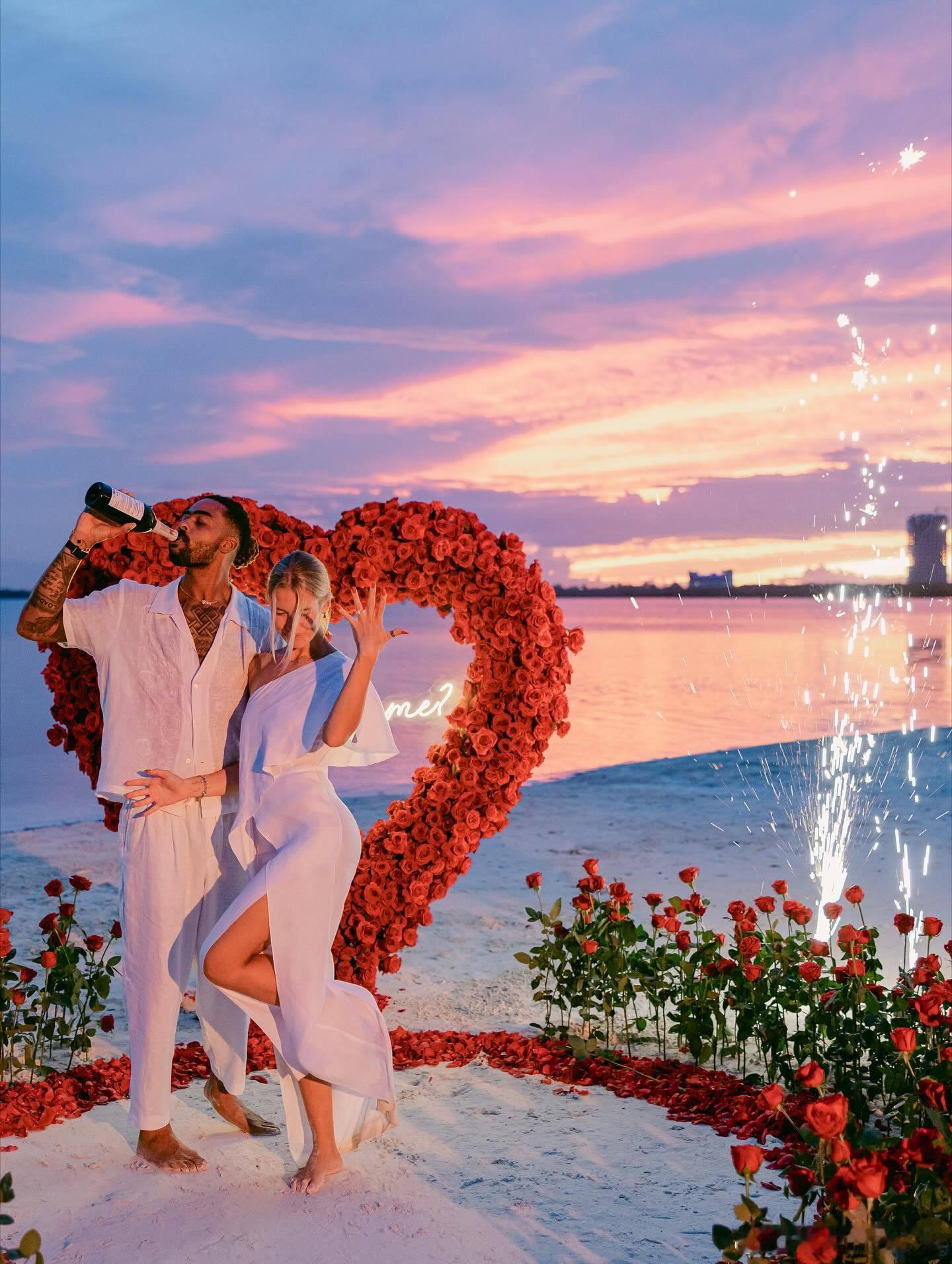 拉塞尔正式向女友劳拉求婚💍2020年，拉塞尔在纽约时装周与来自加拿大的模特劳拉