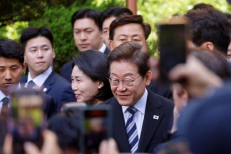 韩国法院最近宣布，由于李在明担任总统，为确保其专心履职并顺利施政，涉及李在明的五
