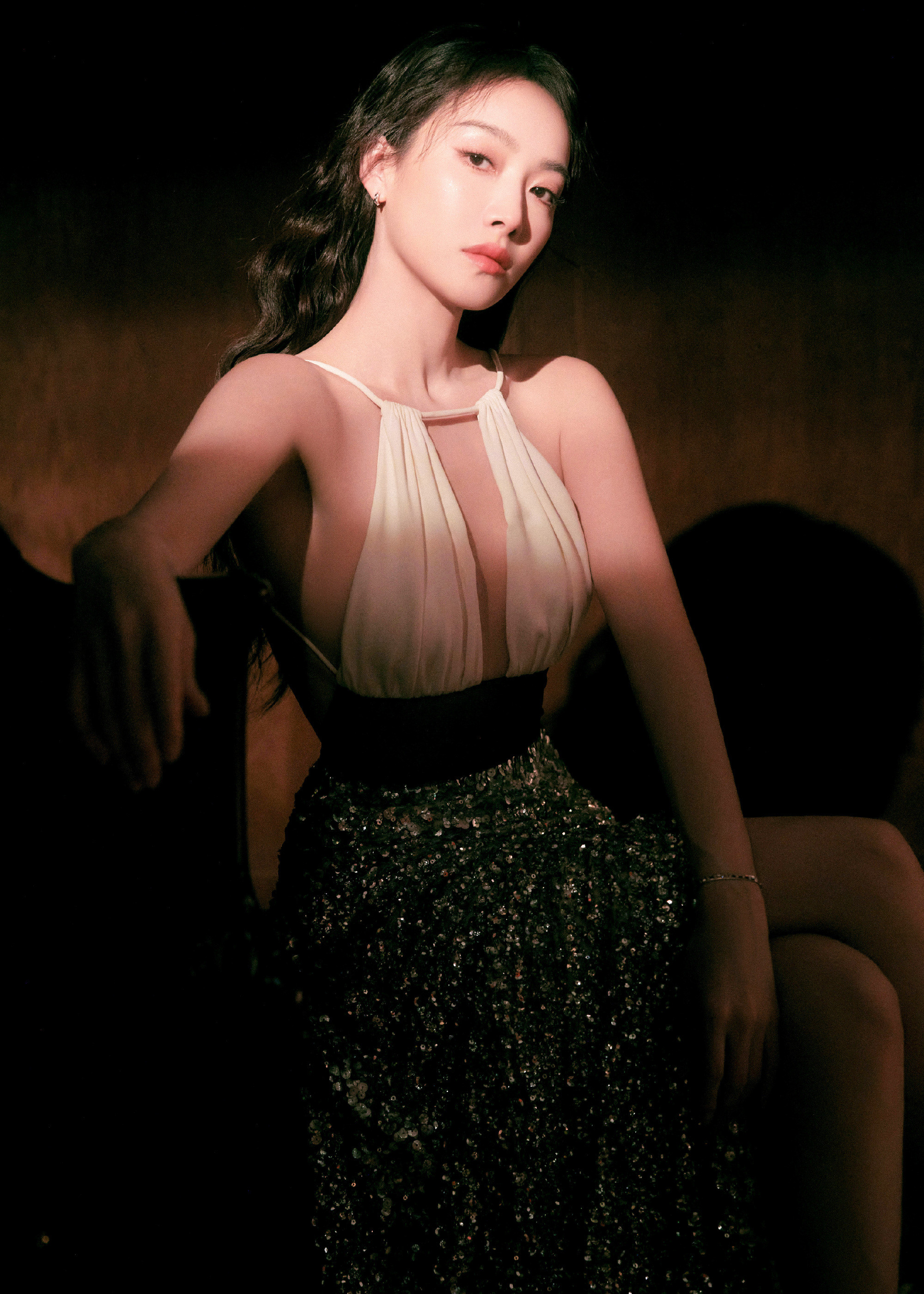 宋茜亮片露背裙，高级感满满的秋日穿搭。宋茜