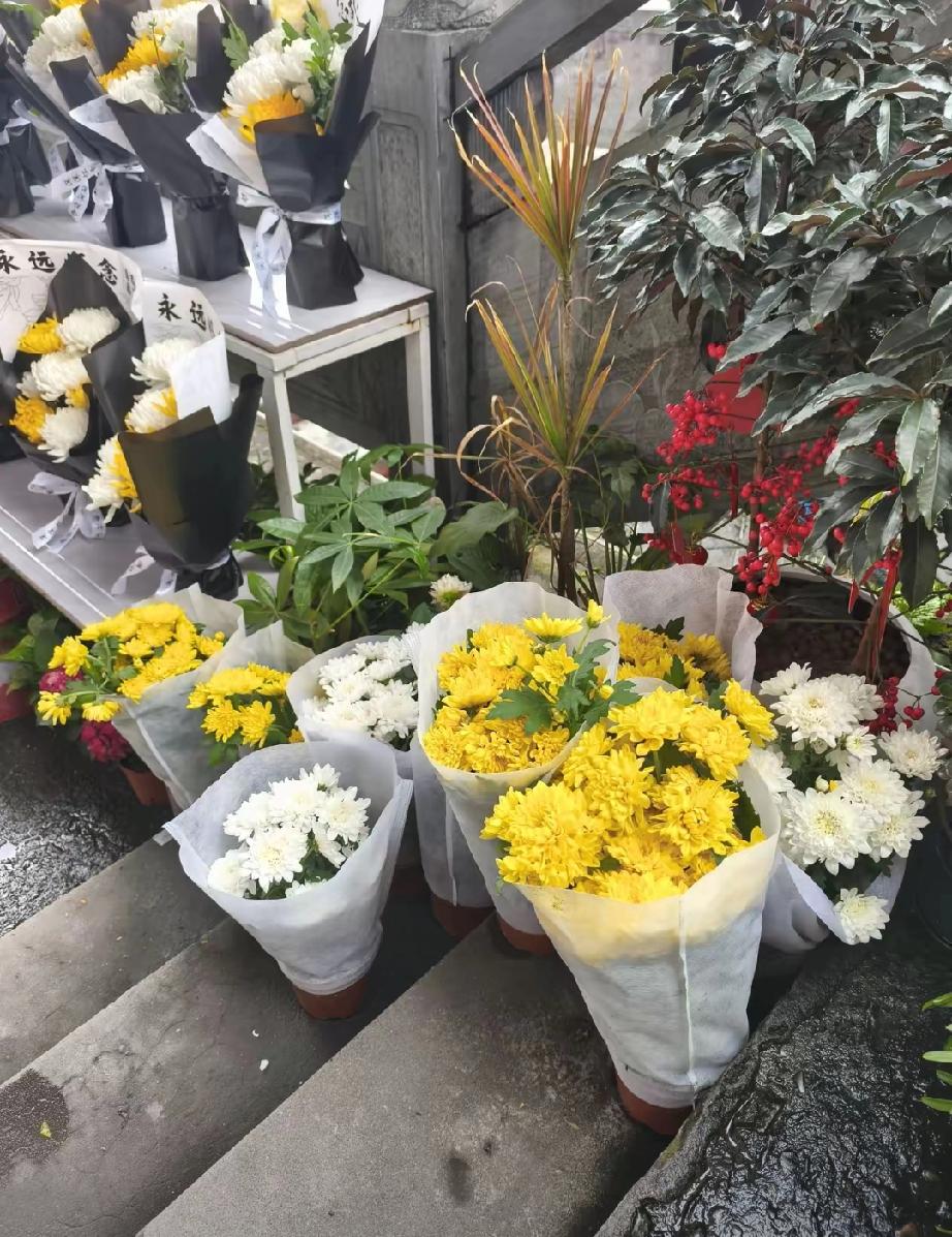 我妈对我老婆不好。他俩十年没来往，可我妈去世的时候，老婆去送葬，我以为她以德报怨