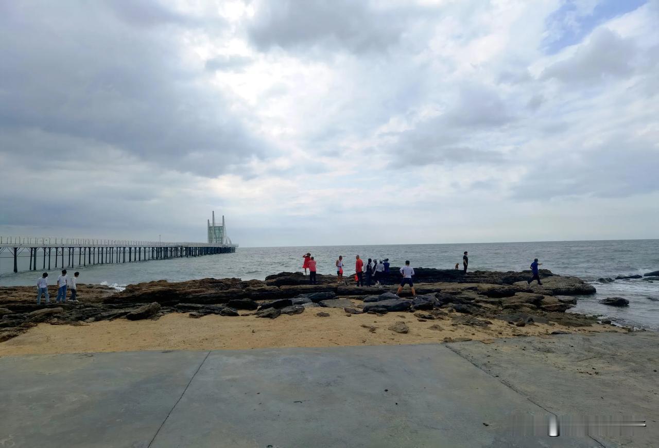 海南…自驾游第10天，金月湾捡石头继续沿着海南环岛旅游公路，由东方市向三亚崖州