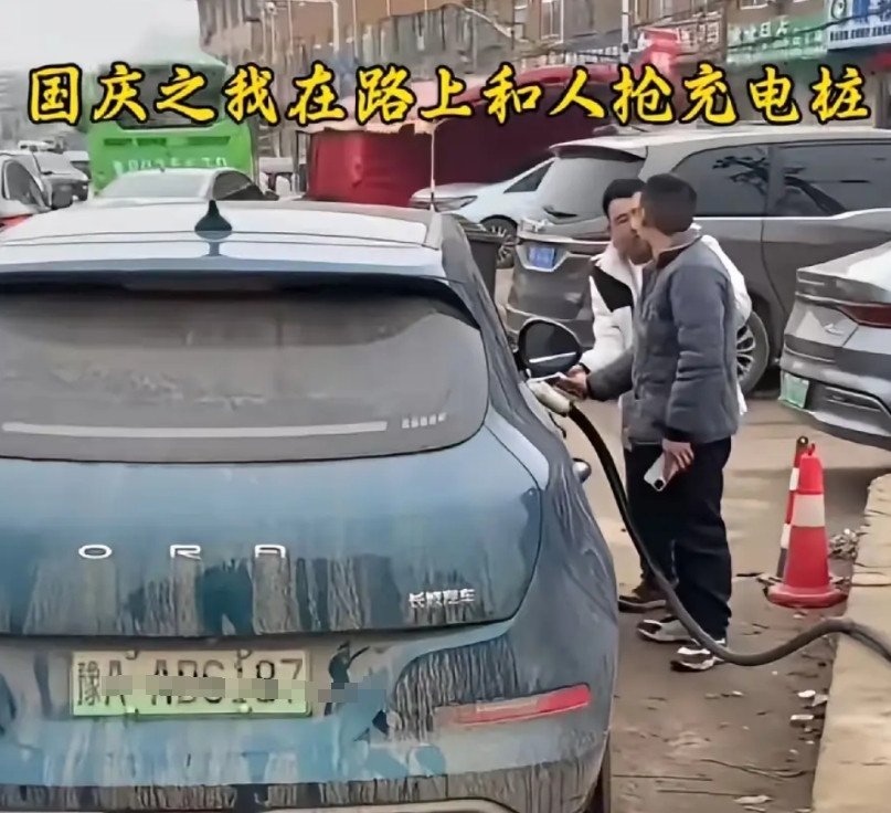 国庆长假来临，新能源电车在高速上又开始上演抢充电桩一幕。我就纳闷了，这种问题很好
