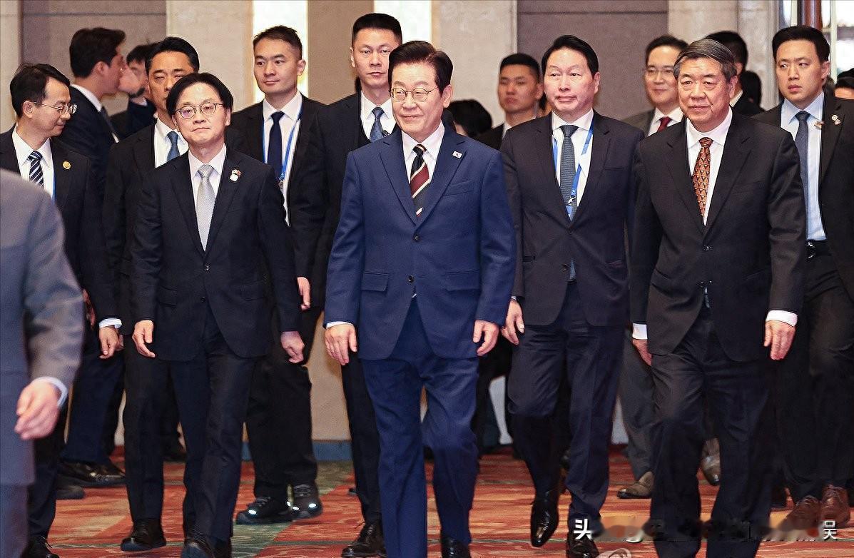 今天，韩国总统李在明在北京人民大会堂参加中韩商务论坛。在走入会议大厅时，李在明