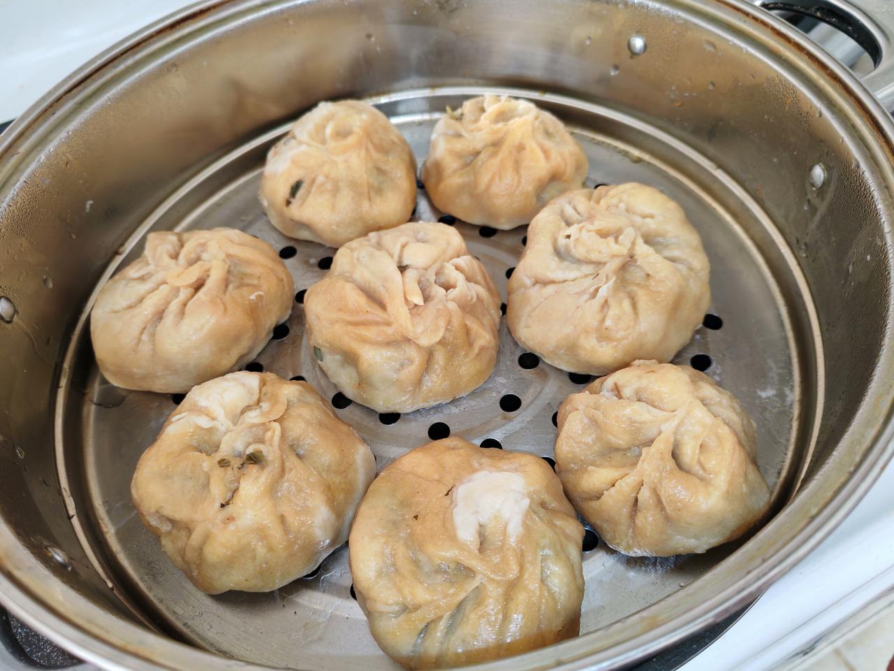 人老了，记忆力确实差了！昨天老伴和面，忘了一个重要的程序，让我家一锅包子缩了水！