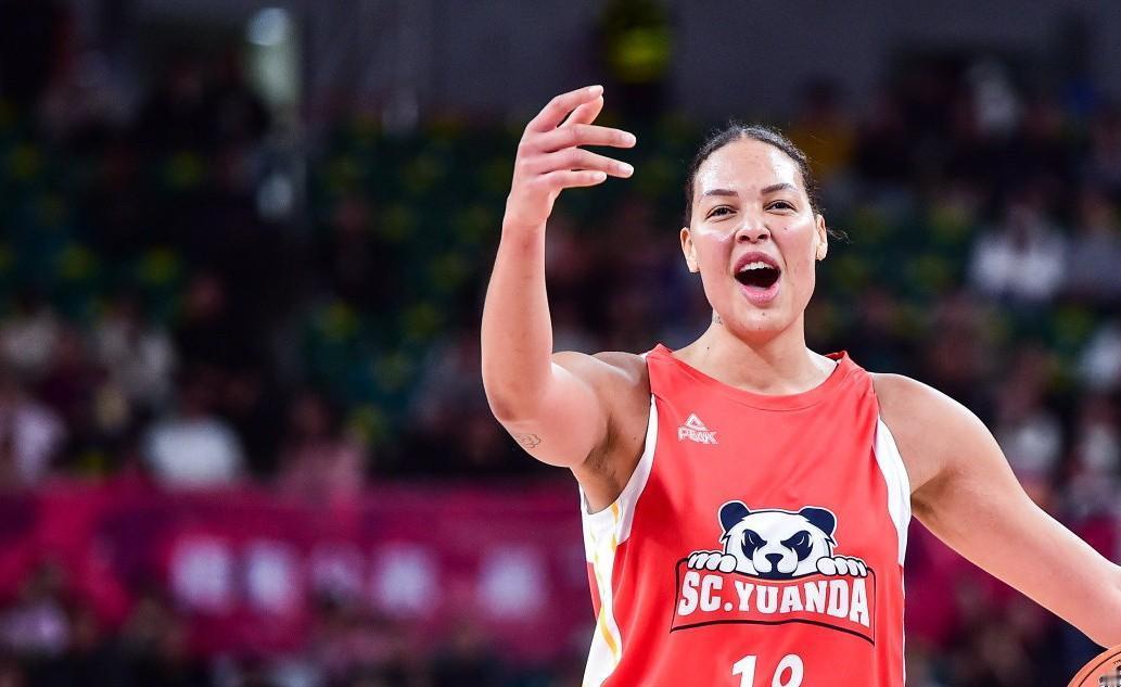 四川女篮22分大胜山西的比赛中，两位外援中锋的数据呈现出断崖式反差，坎贝奇几乎打