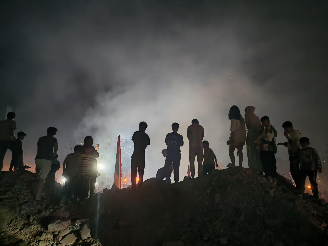 如今，农村的人口日益减少，留下来的大多是老弱病残，鲜见儿童的身影。许多乡村无论是