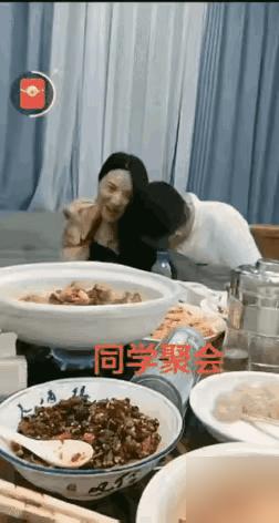 长沙同学聚会。这一对同学又让我们刷新了无耻的底线。同学聚会本是为了增加友谊而聚会