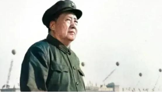 1949年，毛主席正要下令，让解放军渡过长江，解放南京，斯大林却发来一封电报：要