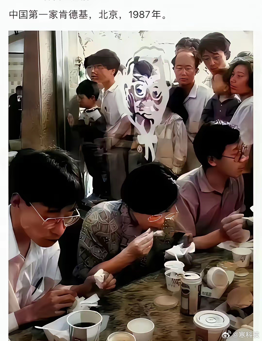 我第一次吃的忘了是肯德基还是麦当劳了，咬一口给我的感觉是，哇塞，这东西怎么这么好