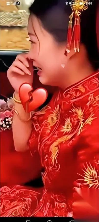 姑娘咋想的？新郎问下车不？她却回：闺蜜说不行！新郎当场心凉：合着娶的不是