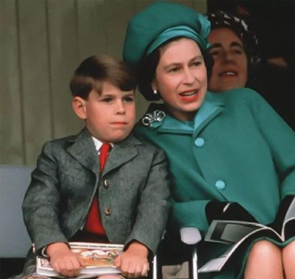 英女王对安德鲁，为何如此偏爱？其实，无非就是这三个原因！第一，安德鲁出生时，