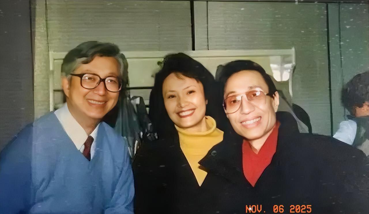陈铎（主持人）、杨春霞（京剧演员）和王景愚（话剧演员），在一起的友情合影。