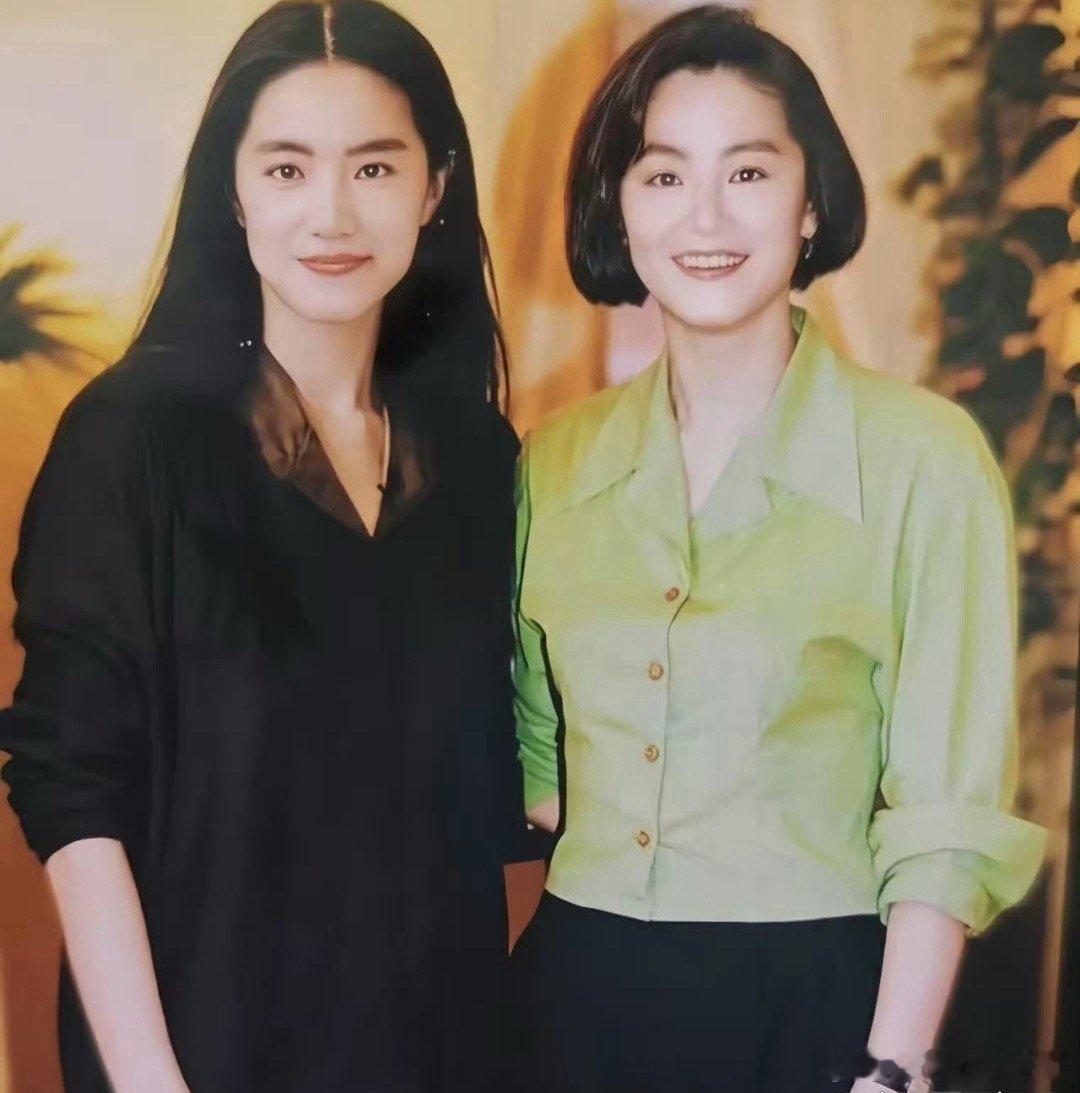 林青霞和当年的替身合影，长得太像了，尤其是侧脸。