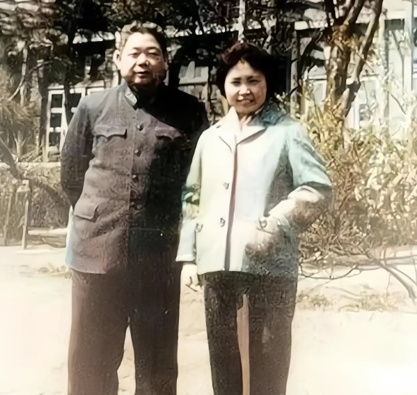 1949年，46岁的陈赓在上海遇到27岁的小姨子，几年不见，王璇梅越发温婉动人，