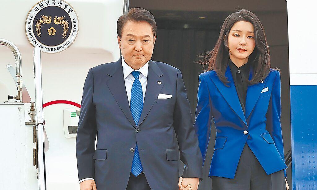 老婆太漂亮？尹锡悦真会玩，办公室放着一张大床，出访时也要带着床韩媒称，韩国总统