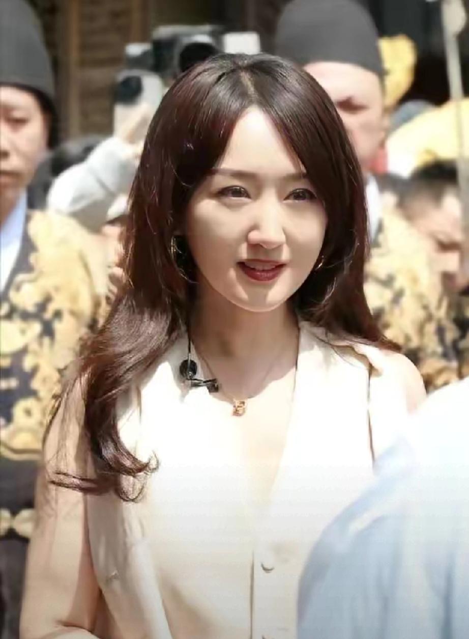 54岁杨钰莹现状：曾红过王菲，遭谣言沉寂，如今独居种菜活得通透