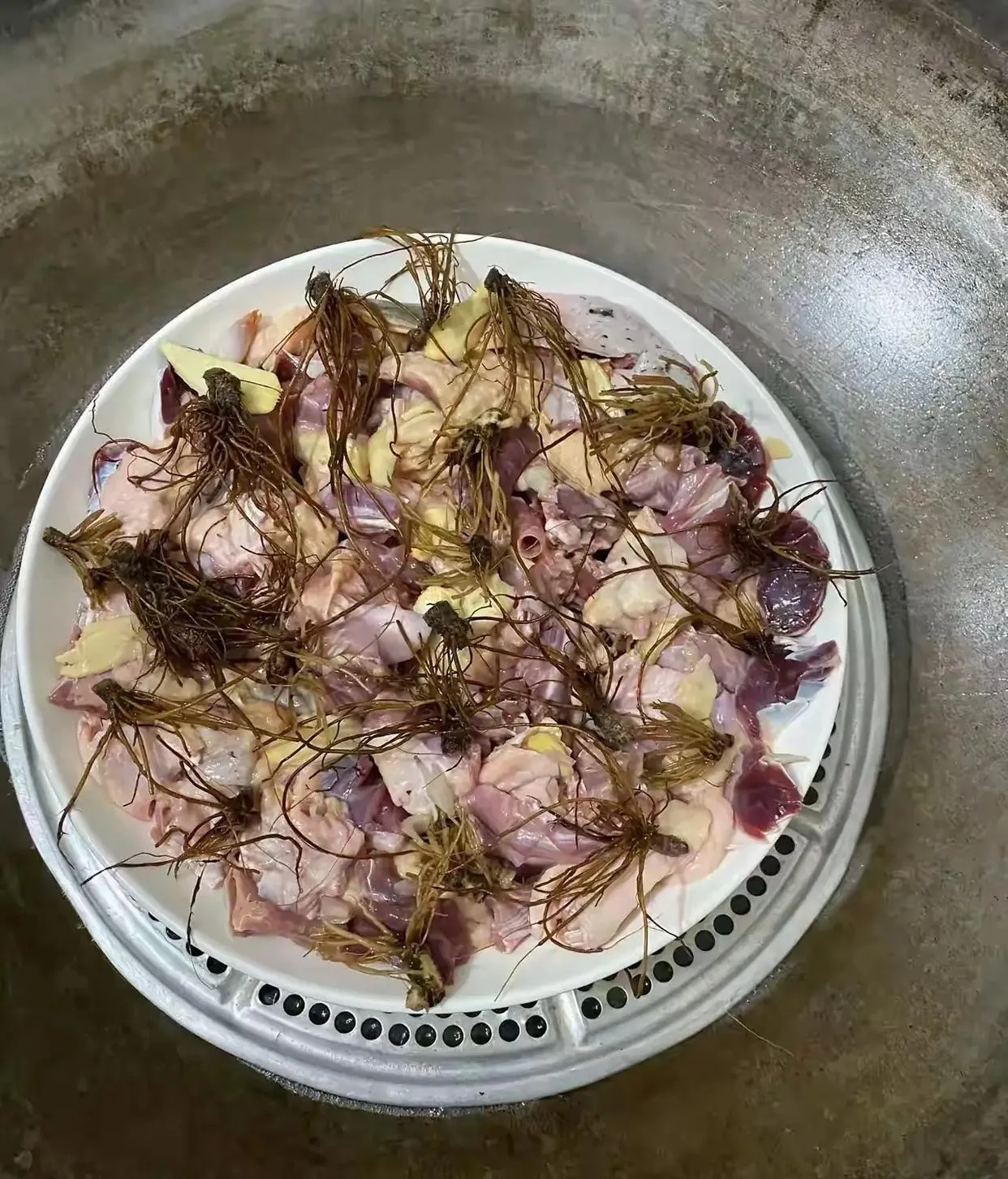 这道菜的独特之处，估计只有广东人能明白。大家看看，知道这道菜叫什么名字吗？