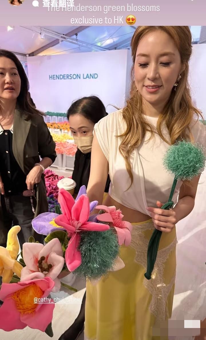 徐子淇参加公益，无修图还是挺老的，裙子比较廉价，不像是豪门贵妇。3月18日，