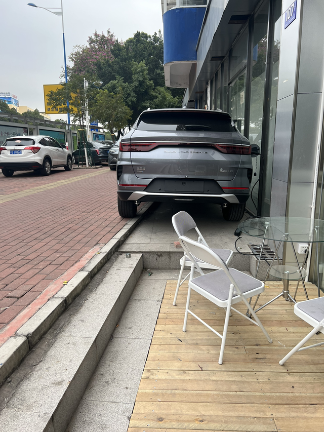 恭喜新车一血这种应该是人为刮花的吧真恶心我的还没上牌呢