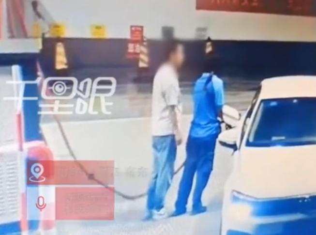 四川南充乡村加油站，一名中年男子驾车进站加油，他见值守的年轻女加油员长相清秀、瞬