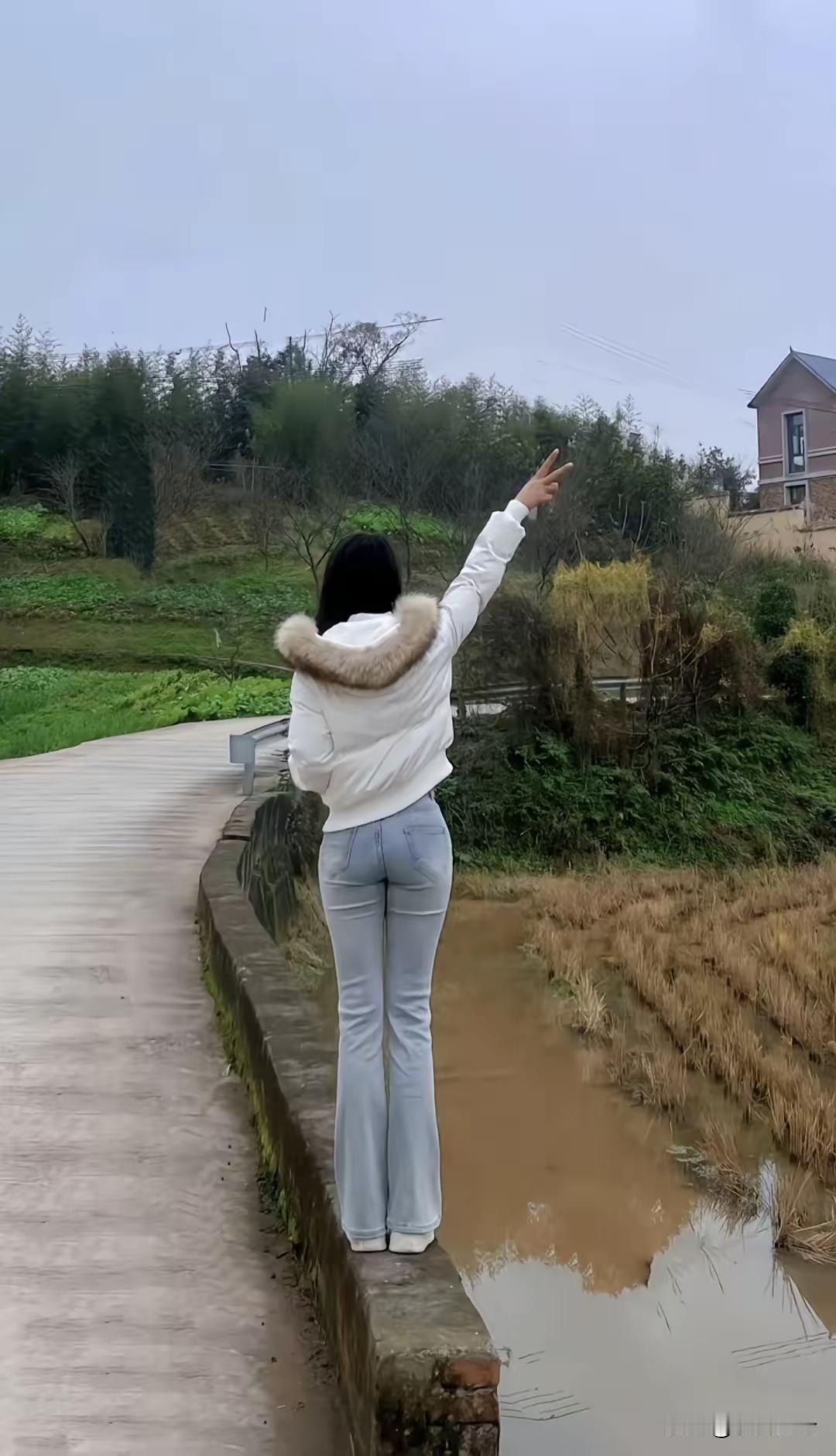 在乡间小路上，享受自由与宁静。