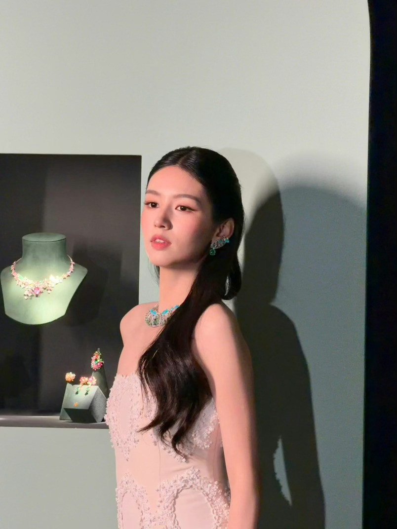 周也抹胸米白裙我天啊‼️不愧是周也，周也抹胸米白裙落落大方，呈现出了不一样的美给