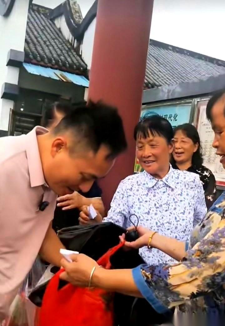 “我卖我侄女婿25一斤，卖给你才15，你得赚多少钱！”就刚刚，一个阿婆提着一坛