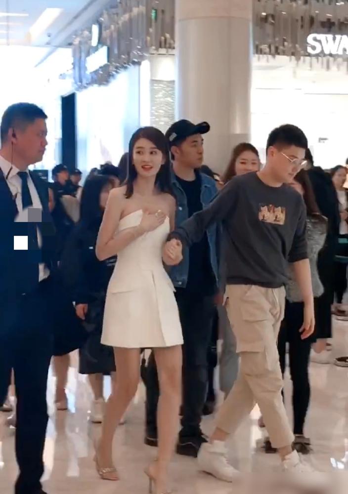 别再猜乔欣和经纪人那点事了，人家早嫁进了身家近500亿的潮汕豪门，你还不知道？