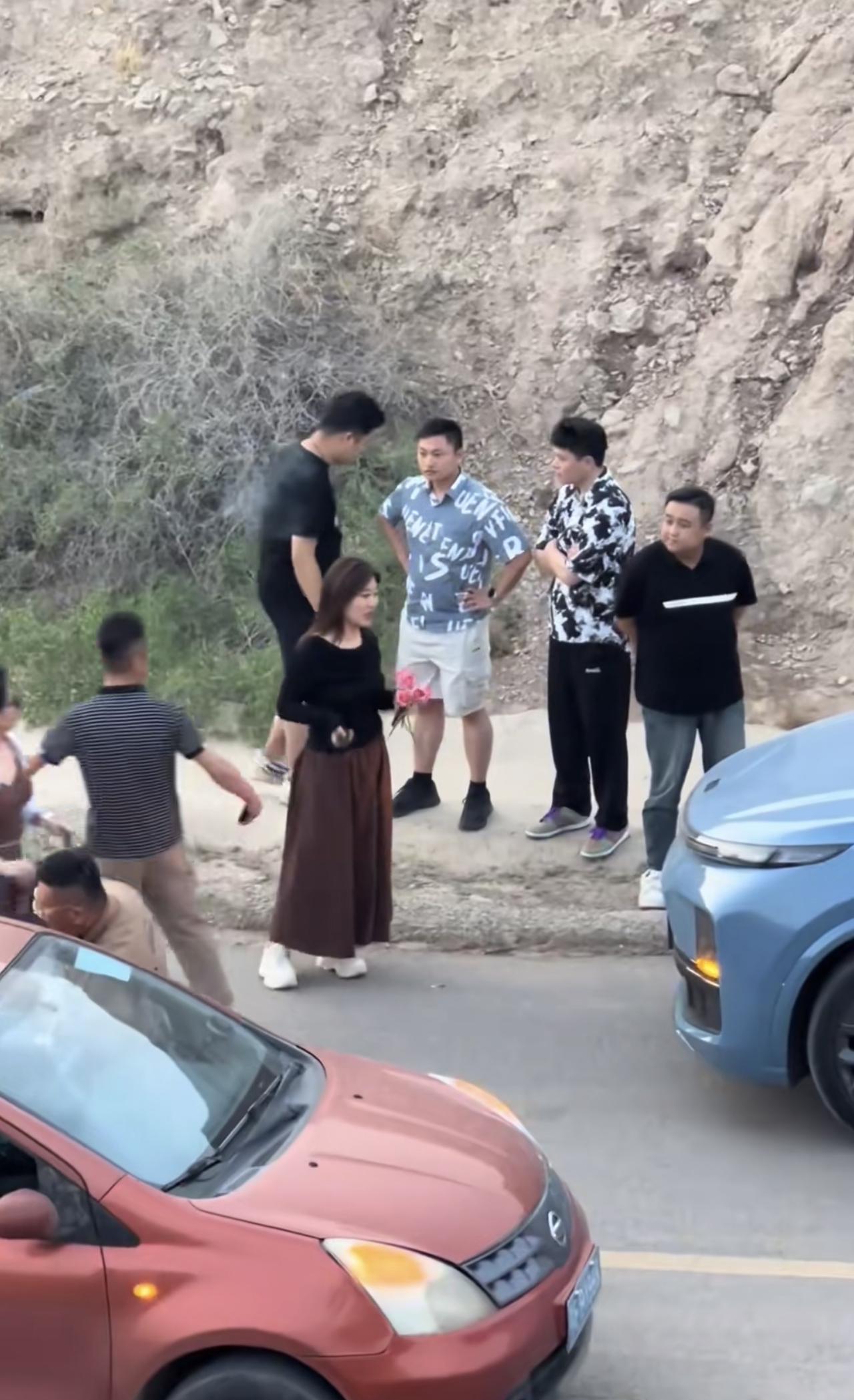 美女为了采花导致66号公路大堵车。
