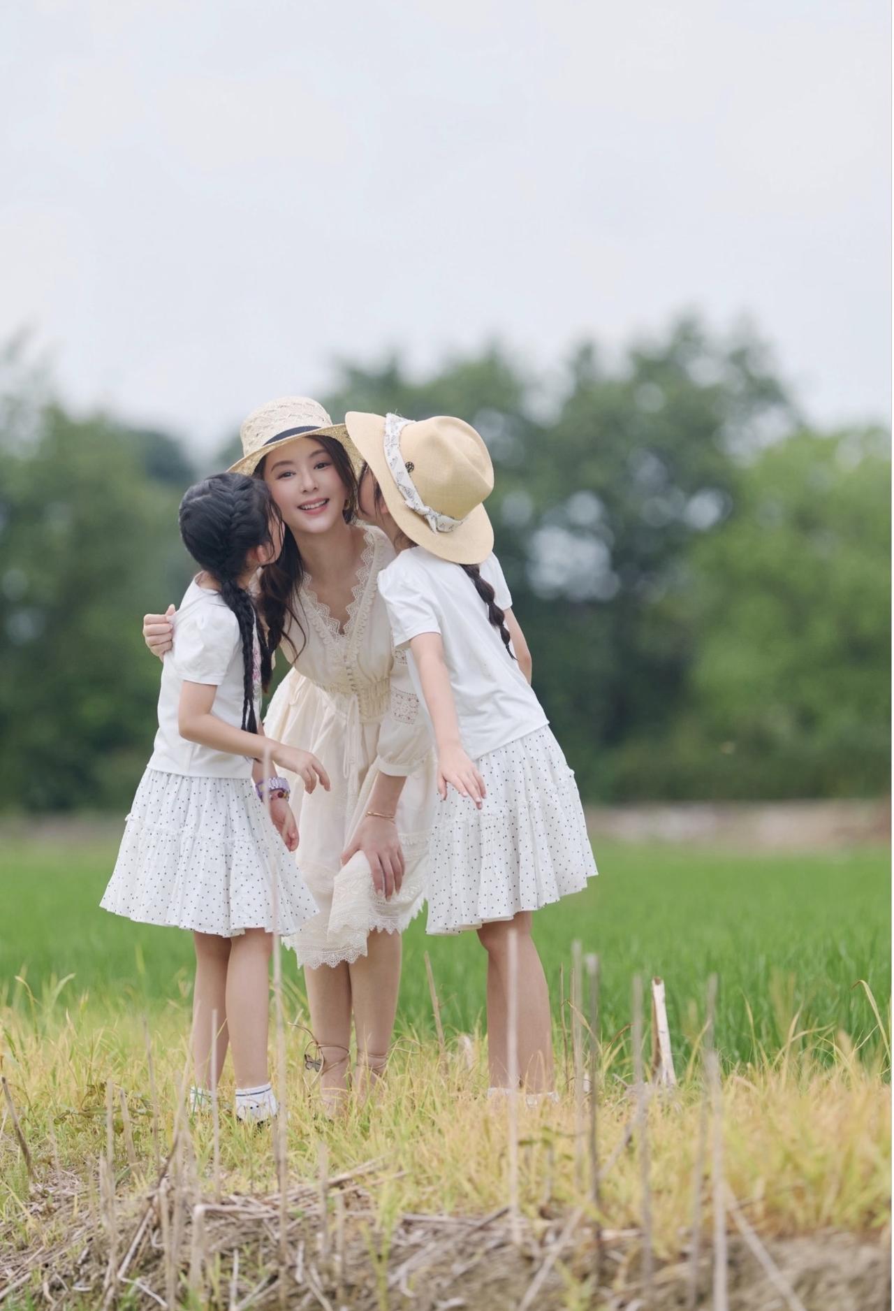 7月29日，方媛晒与俩女儿合影，并配文：“记忆中的童年，回到故乡的田野，风还是记