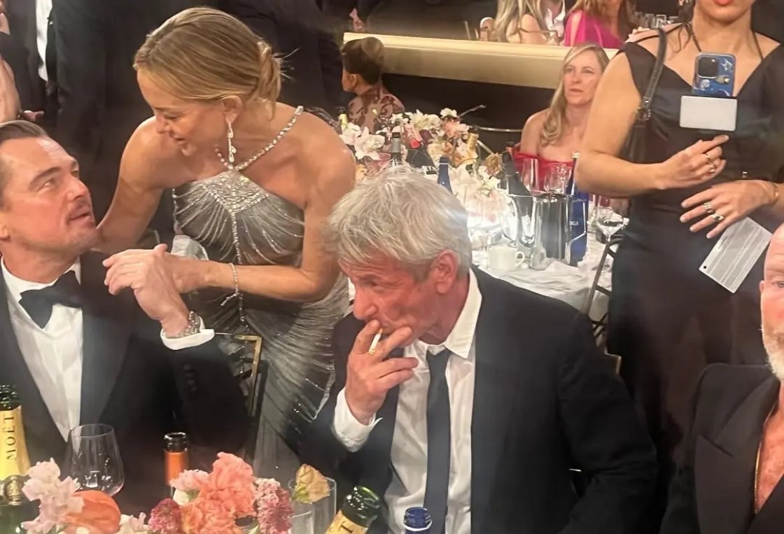 西恩·潘真是烟不离手，金球奖颁奖礼上也没断过，还把烟蒂扔进了酒杯里。