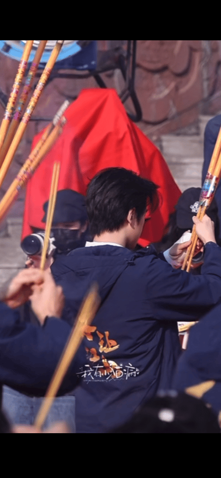 杨洋站第二排翟子路站第一排别被镜头角度骗啦！开机拜香要转四个方位，只是转向时的