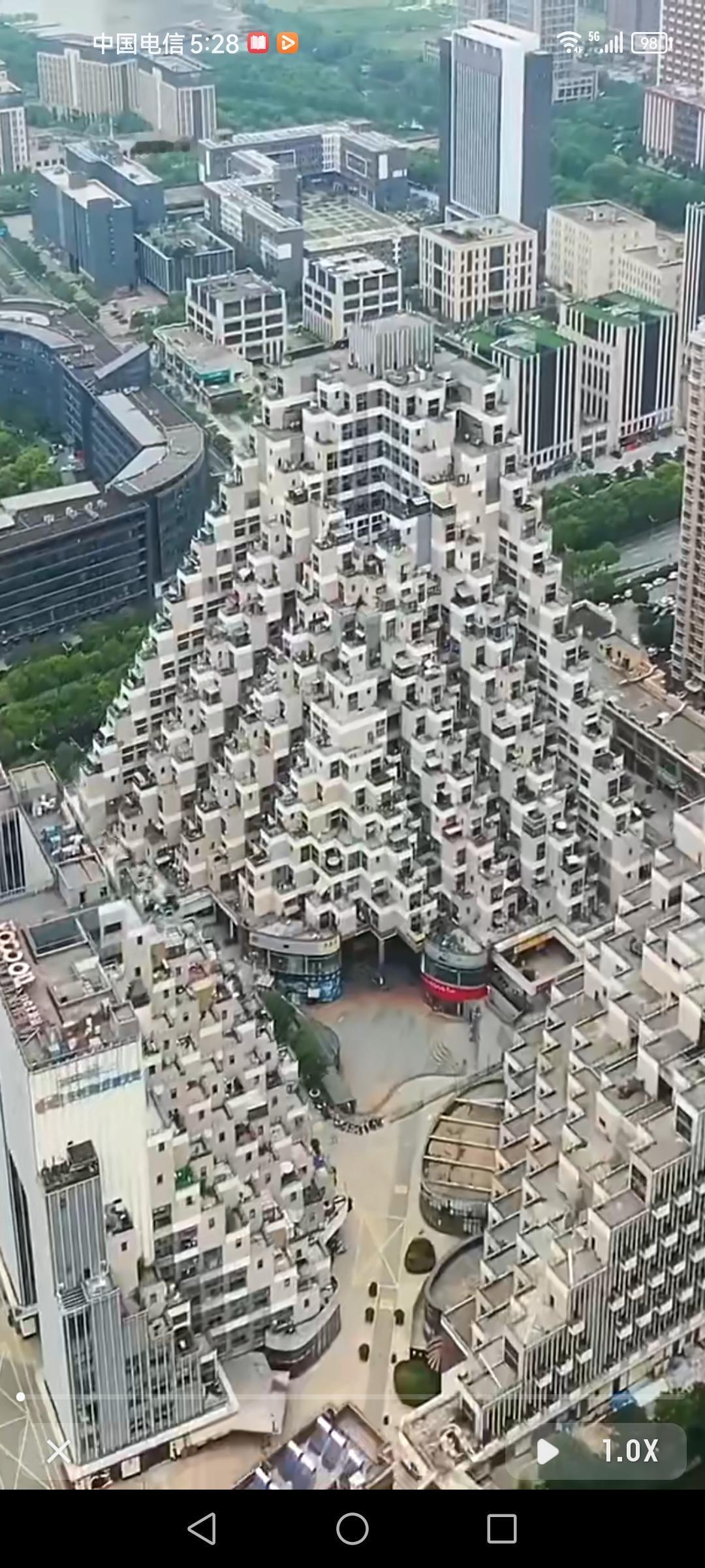 江苏昆山有座超火的住宅大楼，它叫游站·未来城，因外形酷似“金字塔”走红网络。这楼