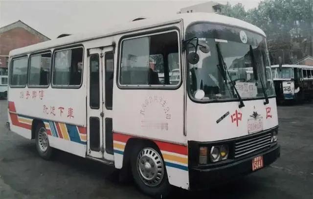 曾记否？20世纪90年代，一批中巴车活跃在武汉。1994年，汉口地区营运的中巴车