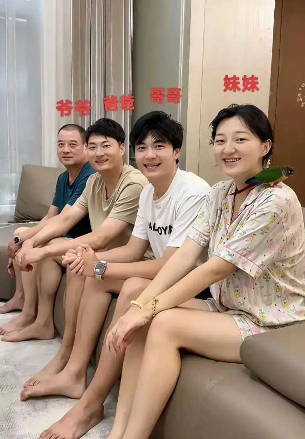 这一家简直共用一张脸，不得不说基因真的强大啊。[大笑][大笑]