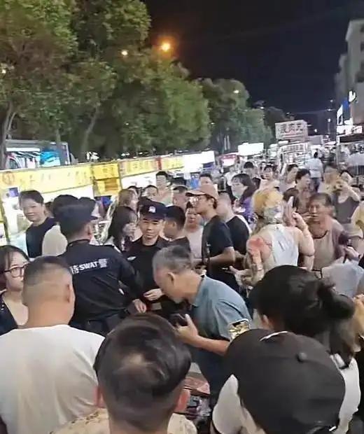 安徽一女子在摊位上刮了张刮刮乐，竟刮出100万大奖，女子正激动呢，摊主却一把夺走