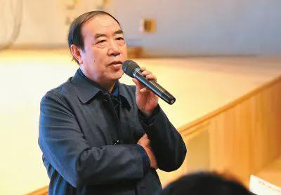 “流氓作家”贾平凹在复旦大学演讲，一位女学生质问他：“您好歹是个大作家，但除了写