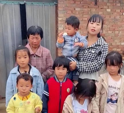 看哭了！女子22岁嫁人，生俩孩子。7年后，大伯哥因故不幸离世。谁料，大嫂丢下5个