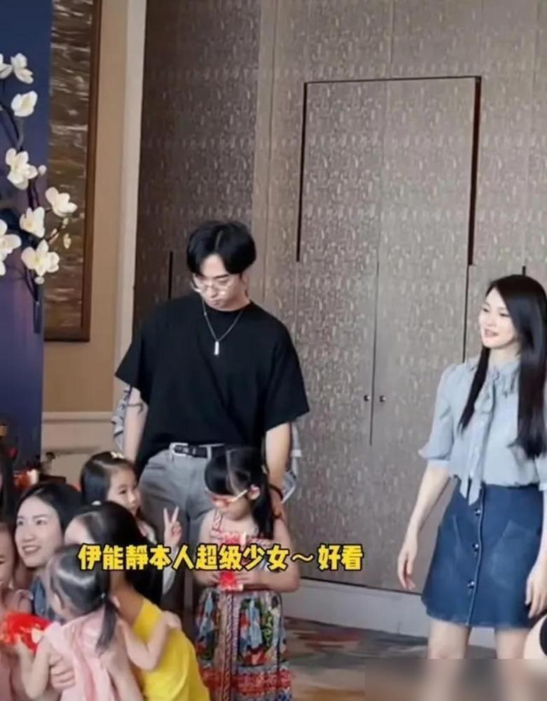 一个94岁的老太太，当过教育局局长，什么场面没经历过。为什么偏偏就认进门脱鞋、